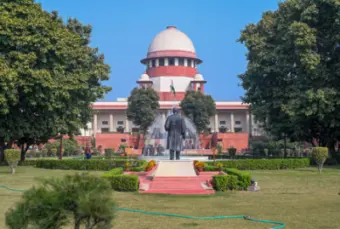 'छात्रों को रोबोट न बनाएं', तीसरी भाषा के नियम पर सुप्रीम कोर्ट ने जताई चिंता; कहा- बच्चों पर पढ़ाई का बोझ कम हो