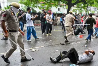 Delhi Police ਦੀ ਕਾਕਰੋਚ ਜਨਤਾ ਪਾਰਟੀ ਦੇ ਵਿਰੋਧ ਪ੍ਰਦਰਸ਼ਨ ਦੌਰਾਨ ਵੱਡੀ ਕਾਰਵਾਈ