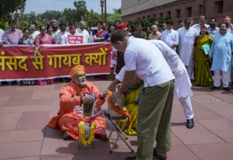 VHP, seers condemn Oppn's saffron-robe protest outside Parliament, seek MPs' expulsion