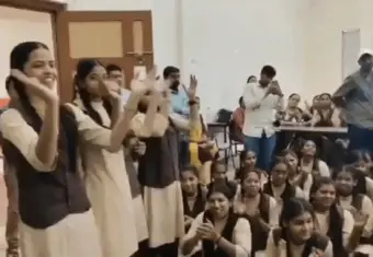 Gen-Alpha छात्राओं के विरोध के आगे झुकी सरकार, उज्जैन का सराफा स्कूल नहीं होगा शिफ्ट