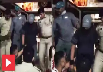 Video: ज्वेलरी शॉप में कैद हो गए चोर, पब्लिक की पिटाई के डर से खुद किया पुलिस को फोन, फिर जो हुआ...
