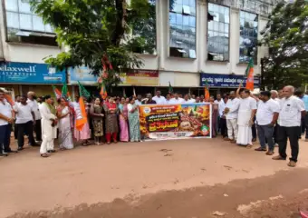 Udupi BJP protests, alleges financial mismanagement by Congress government