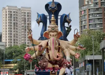 भुलेश्वरला गणेशमूर्ती कोसळली, २ मृत्युमुखी