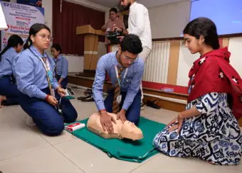 জরুরি পরিস্থিতিতে প্রাণ বাঁচানোর পাঠ, হাতে-কলমে শিখল ১২০ পড়ুয়া