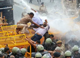 ಚುನಾವಣಾ ಆಯೋಗದ ಕಚೇರಿಗೆ ಮುತ್ತಿಗೆ ಯತ್ನ: 'ಕೈ' ಯುವ ಕಾರ್ಯಕರ್ತರು ವಶಕ್ಕೆ