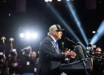 Trump 2028 Hat  ડોનાલ્ડ ટ્રમ્પની 'ચોથી ટર્મ' વાળી ટિપ્પણી અને કસ્ટમ હેટથી રાજકારણમાં ચર્ચા, પત્રકારોને પણ બનાવ્યા નિશાન