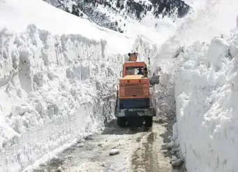 Snowfall Destination : दिसंबर का इंतज़ार क्यों? अक्टूबर-नवंबर में ही बर्फबारी का ले सकते हैं मज़ा! बना लें यहाँ जाने का प्लान