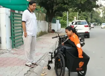 किस्मत ने छिन लिए दोनों पैर फिर भी नहीं मानी हार उठाई व्हीलचेयर और निकल पड़ी लोगों का पेट भरने