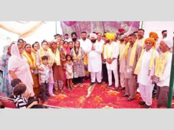 ਅਨੰਦਪੁਰ ਸਾਹਿਬ: ਕਾਂਗਰਸੀ ਸਰਪੰਚ ਸਮੇਤ ਦਰਜਨਾਂ ਪਰਿਵਾਰ AAP 'ਚ ਸ਼ਾਮਲ