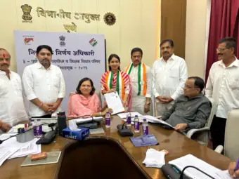 महाविकास आघाडीच्या राष्ट्रवादी काँग्रेस (शरदचंद्र पवार) पक्षाच्या अधिकृत उमेदवार ; विधानभवनात शक्तीप्रदर्शनाने अर्ज दाखल