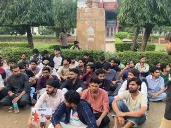 jamiya miliya                                                                                    বহিষ্কারের পরও নতিস্বীকার নয়, জানালো জামিয়ার ছাত্ররা