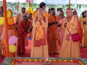 International Yoga Guru Niranjanananda Saraswati pays tribute at Shodashi Puja in Bhubaneswar