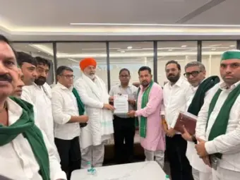 नोएडा प्राधिकरण में ट्रैक्टर से पहुंचे राकेश टिकैत, सीईओ से 2 घंटे वार्ता के बाद दी आंदोलन की चेतावनी