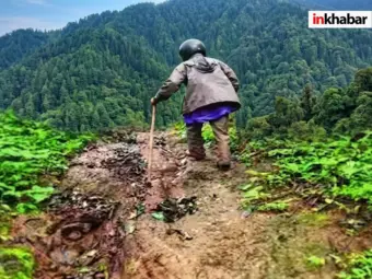 Teacher Success Story: एक छात्र, 5 किमी जंगल का सफर, 55 साल के शिक्षक की जिद ने बचाई गांव की पढ़ाई