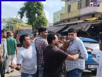 'चाट युद्ध' के बाद बागपत में केले के लिए छिड़ी जंग, सड़क पर चले लात घूंसे, हुआ हंगामा