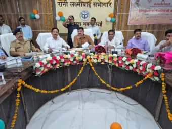 जालौन में विकास योजनाओं की समीक्षा, मंत्री ने अधिकारियों को दिए समयबद्ध कार्य के निर्देश