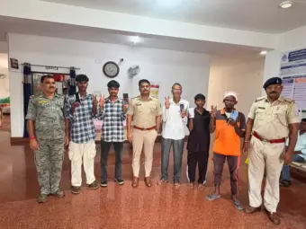 Gumla News:  पुसो पुलिस ने लोगों के गुम मोबाइल वापस लौटाए, मोबाइल पाकर आई मुस्कान
