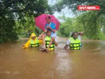 पोलीस बनले देवदूत; पुराच्या पाण्यात अडकली एसटी बस अन् 72 वर्षीय आजींना खाद्यांवर घेत केली सुटका