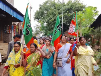 খড়্কুশমায় রাজনৈতিক কর্মসূচি ঘিরে উত্তেজনা, দলীয় কার্যালয় উদ্বোধনের পর বিজেপির মিছিল।