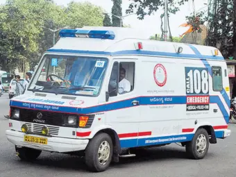 108 ಆಂಬುಲೆನ್ಸ್ ನೌಕರರ ಪ್ರತಿಭಟನೆ: 15 ದಿನದಲ್ಲಿ ಬೇಡಿಕೆ ಈಡೇರಿಸದಿದ್ದರೆ ಸಾಮೂಹಿಕ ರಾಜೀನಾಮೆ ಎಚ್ಚರಿಕೆ