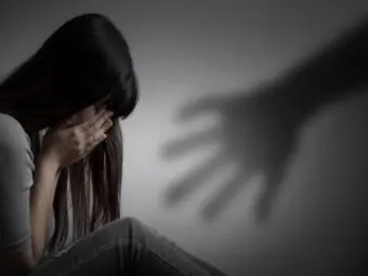 आणखी एक खरात..भोंदू बाबाचा काळा कारनामा! महिलांसह शाळकरी मुलींचे ५० हून अधिक अश्लील व्हिडिओ सापडले; तांत्रिकाला अटक!