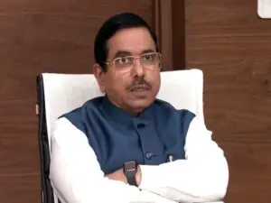 चीनी की बढ़ती कीमतों पर लगाम के लिए सरकार बाजार में उपलब्ध स्टॉक जारी करेगी: केंद्रीय मंत्री प्रल्हाद जोशी