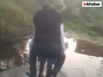 Sidhi Video: घर और जमीन का सर्वे तभी करेंगे जब.बुजुर्ग के कंधे पर चढ़ गया पटवारी, वीडियो वायरल होने पर मचा बवाल
