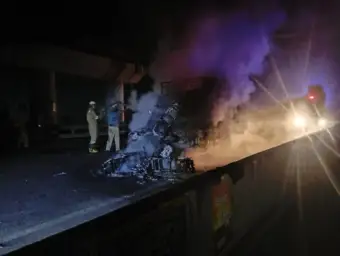 नींद की झपकी, खड़े ट्रक से टक्कर और आग का तांडव: कानपुर-अलीगढ़ हाईवे पर ई-बाइक लदा कंटेनर बना आग का गोला, गेट लॉक होने से जिंदा जला परिचालक