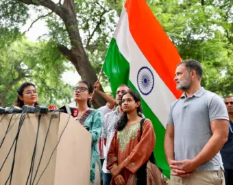 విద్యార్థులకు అండగా రాహుల్.. ఆత్మ రక్షణలో మోదీ ..!
