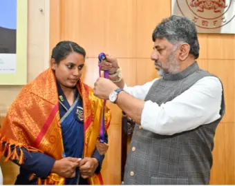 ಪ್ಯಾರಾ ಅಥ್ಲೀಟ್ ಕೆ.ಎಸ್. ಶಿಲ್ಪ ಅವರಿಗೆ ಅಭಿನಂದನೆ: 20 ಲಕ್ಷ ರೂ. ಚೆಕ್ ವಿತರಿಸಿದ ಸಿಎಂ ಡಿ.ಕೆ. ಶಿವಕುಮಾರ್