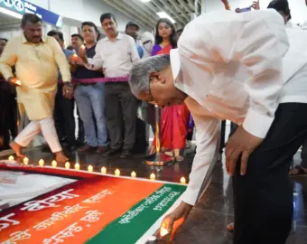 पंतप्रधान नरेंद्र मोदी यांच्या वाढदिवसानिमित्त एसएनडीटी मेट्रो स्थानकावर दिवाळीचा उत्साह