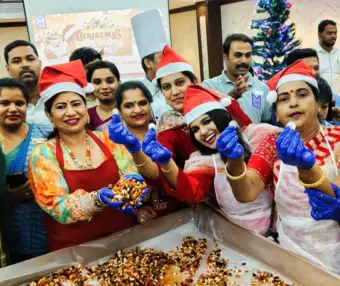 கோவை எம் இன் ஹோட்டல்ஸில் 1 டன் கிறிஸ்துமஸ் கேக் கலவை கலக்கும் திருவிழா