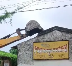 পান্ডুয়াতে  তৃণমূলের দলীয় অফিস ভাঙ্গা নিয়ে অশান্তি - উপস্থিত পুলিশ প্রসাশন