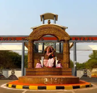 ବାଣୀବିହାର କ୍ୟାମ୍ପସରେ  ଚେୟାର ଫିଙ୍ଗାଫିଙ୍ଗି ଓ ଭଙ୍ଗାରୁଜା