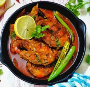টমেটো দিয়ে রুই মাছের ঝোল : সহজ ঘরোয়া বাঙালি রান্না।