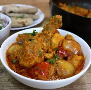 চিকেন দো-পেঁয়াজা : পেঁয়াজের স্বাদে মজাদার মুরগির পদ।