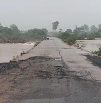 હળવદ-સરા રોડ પર પૂરના પાણી ઓસરતા વાહનવ્યવહાર પૂર્વવત કરાયો