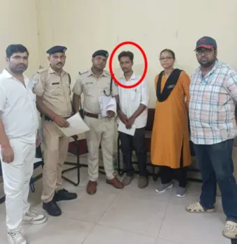 সতর্ক যাত্রী ও সক্রিয় রেলকর্মীদের তৎপরতায় মাঝেরহাটে ভুয়ো টিকিট পরীক্ষক আটক