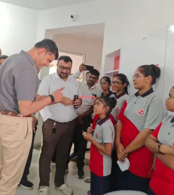 Rajkot: 'સેવા સંકલ્પ અભિયાન' રાજકોટ જિલ્લા વહીવટીતંત્ર તેમજ જિલ્લા સમાજ સુરક્ષા કચેરી દ્વારા શ્રી અને શ્રીમતી સી.એસ.વિરાણી બહેરા-મુંગા શાળા ટ્રસ્ટ ખાતે દિવ્યાંગજનો માટે સાધન સહાય વિતરણ અને મેડિકલ ચેકઅપ કેમ્પ યોજાયો