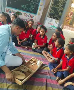 રેંટિયા બારસ : શાળાના બાળકોને રેંટિયાનું નિદર્શન, કાંતતા શીખ્યા