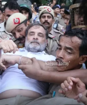 Police forcibly removes Rahul, Priyanka from protest site near PM's home