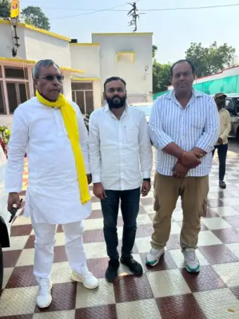 ओमप्रकाश राजभर से मिले शिक्षक अभ्यार्थी, सौंपा ज्ञापन