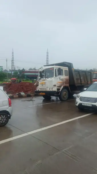 रत्नागिरी : ब्रेक फेल झाल्याने कुवारबाव येथे तीन डंपरचा मोठा अपघात