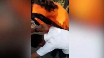 बीच सड़क लड़की ने लड़के पर बरसाए लात-घूंसे, चटवाया थूक; सामने आया VIDEO