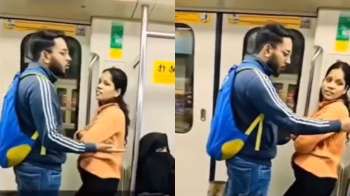 मेट्रो में गर्लफ्रेंड को गले लगा चिपक रहा था लड़का, हरकत देख आंटी ने शुरू कर दिया क्लेश – ˌ मेट्रो में गर्लफ्रेंड को गले लगा चिपक रहा था लड़का, हरकत देख आंटी ने शुरू कर दिया क्लेश – ˌ