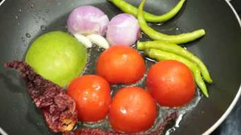 सोशल मीडिया पर वायरल कच्चे आम और टमाटर की झन्नाटेदार चटनी की आसान रेसिपी