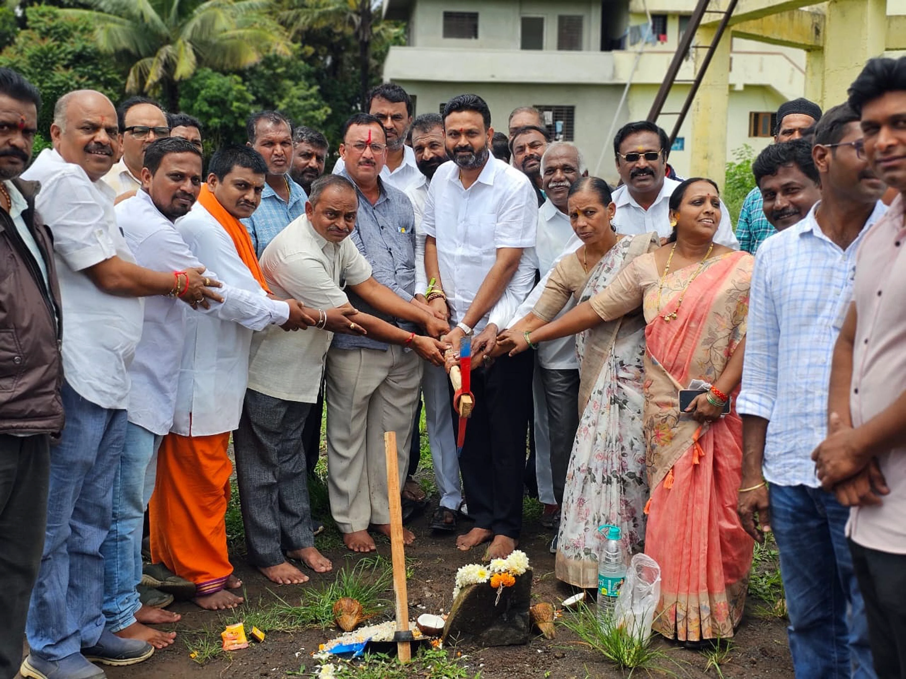 ಹಿರೇಬಾಗೇವಾಡಿ: ಕುಡಿಯುವ ನೀರಿನ ಕಾಮಗಾರಿಗೆ ಚಾಲನೆ