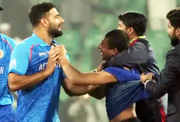 पाकिस्तान में दर्शक की बदतमीजी, अफगान खिलाड़ी का पकड़ा कॉलर, घसीटते हुए मैदान से निकाला गया बाहर ˒ पाकिस्तान में दर्शक की बदतमीजी, अफगान खिलाड़ी का पकड़ा कॉलर, घसीटते हुए मैदान से निकाला गया बाहर ˒