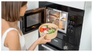 প্লাস্টিকের পাত্রে খাবার গরম করা কি নিরাপদ? স্বাস্থ্যঝুঁকি এড়াতে জানুন জরুরি তথ্য