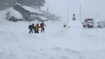 ক্যালিফোর্নিয়ায় ভয়াবহ তুষারধস: নিখোঁজ ৯ স্কি খেলোয়াড়, আটকা আরও ৬